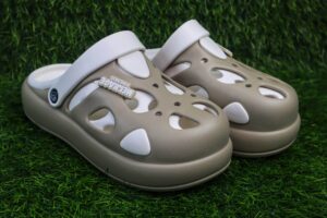 Meijiage Beige Crocs